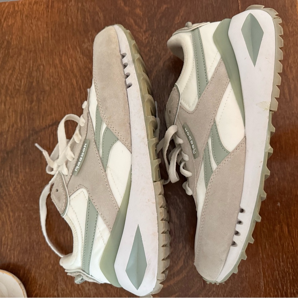 LAST CHANCE! 
Reebok Off-White Comfort Sneakers